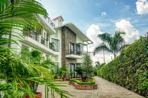 Vista frontal de la propiedad