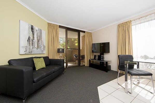 Apartment, 2 Bedrooms (Kingston Court 16) | Living area