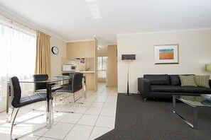 Apartment, 2 Bedrooms (Kingston Court 16) | Living area