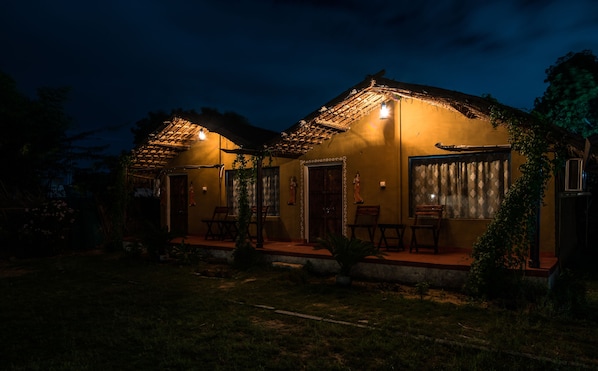 Fachada da propriedade à noite