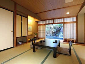 Cofres nos quartos, escrivaninha, Wi-Fi de cortesia, roupa de cama