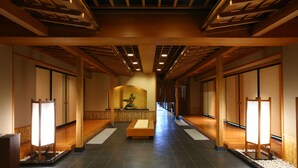 A traditional Japanese-style hallway with tatami mats, wooden beams, and shoji screens. - Club Wyndham Chikumakan Nagano (Chikuma)