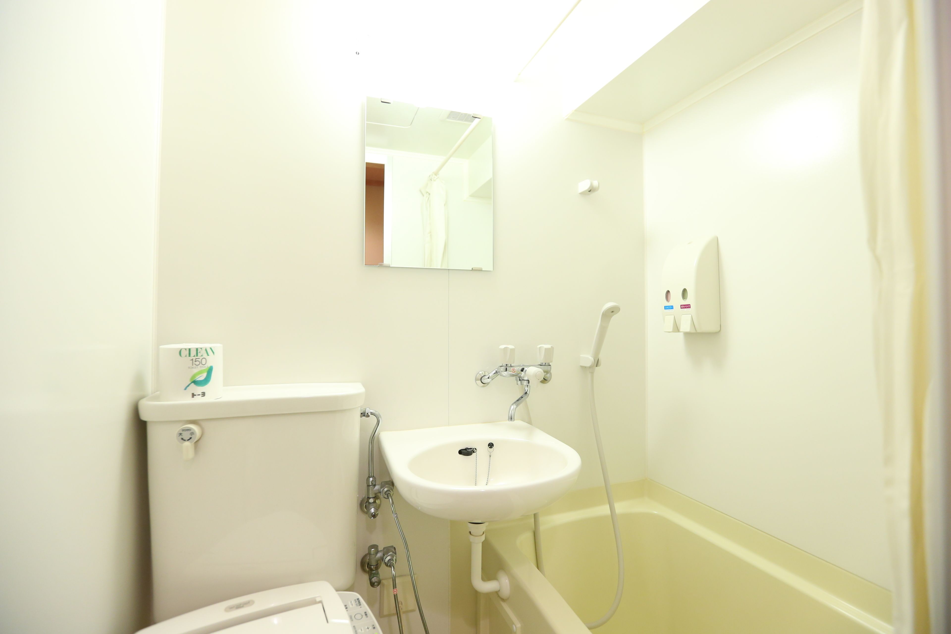 Combined shower/bathtub, free toiletries, hair dryer, slippers