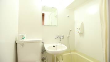 Combined shower/bathtub, free toiletries, hair dryer, slippers