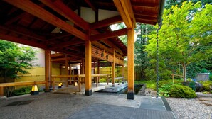 A traditional Japanese-style building with wooden beams and tatami flooring. - Club Wyndham Chikumakan Nagano (Chikuma)