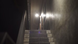 A staircase with a light at the top, leading upwards. - Sirah Hometel - Hostel (Ko Pha-ngan)