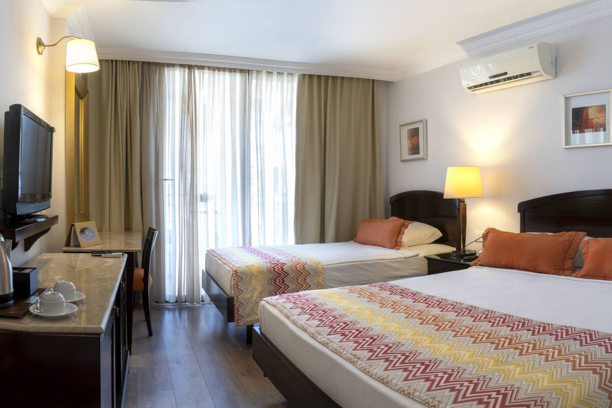 Standard Room, Garden View | Minibar, desk, blackout drapes, WiFi (surcharge)