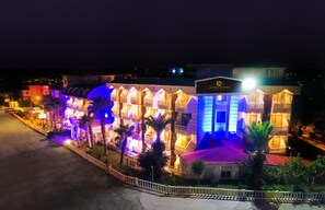 Façade de l’hébergement - soirée/nuit