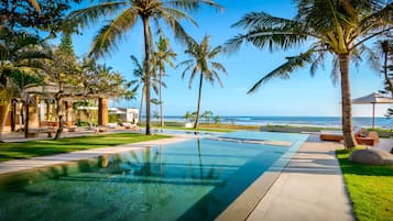3 piscinas al aire libre, una piscina infinita, sombrillas