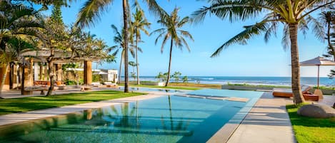 3 piscines extérieures, piscine à débordement, parasols de plage