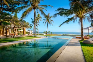 3 outdoor pools, an infinity pool, pool umbrellas, sun loungers