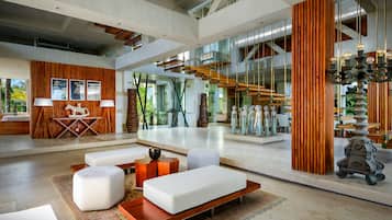 Área de estar no saguão