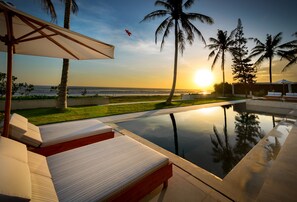 3 outdoor pools, an infinity pool, pool umbrellas, sun loungers