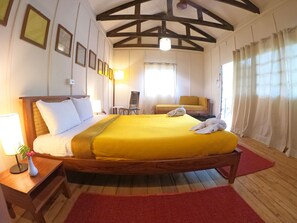 Phòng phong cách cổ điển, 1 phòng ngủ (Swiss Chalet) | Bàn, truy cập Internet không dây miễn phí, bộ trải giường 