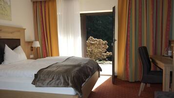 Habitación Confort doble, accesible para personas con discapacidad, junto a la montaña | Ropa de cama de alta calidad, escritorio, tabla de planchar con plancha