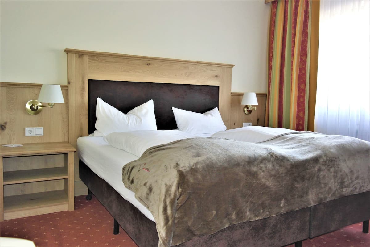 Double Room | Peralatan tempat tidur premium, meja, seterika/papan seterika