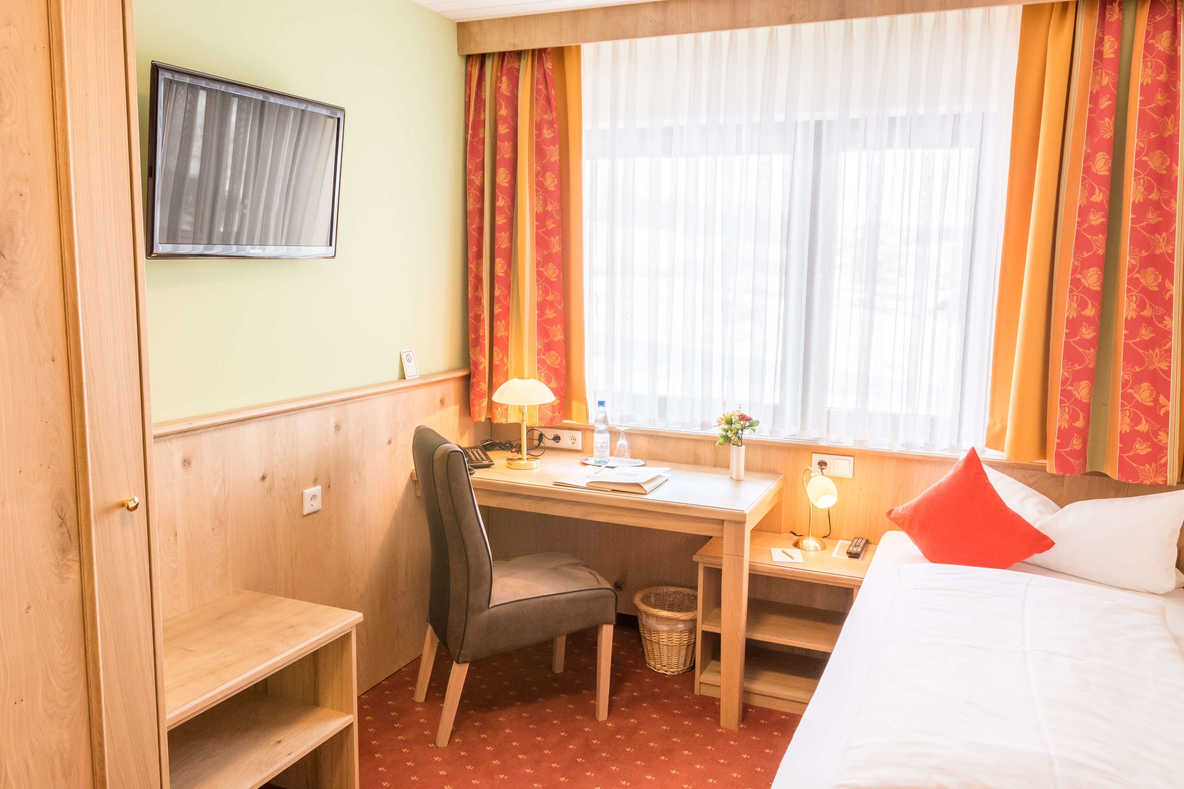 single room | room amenity