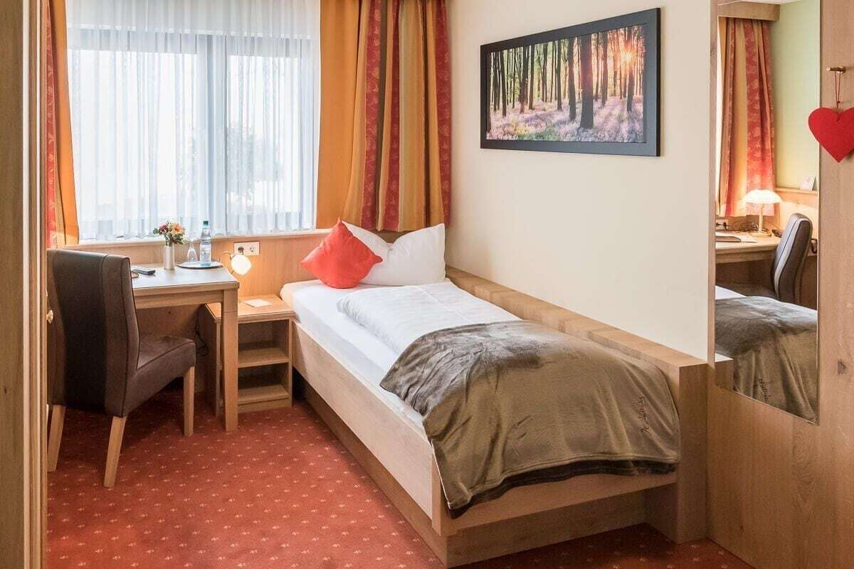 Premium bedding, desk, iron/ironing board, free WiFi
