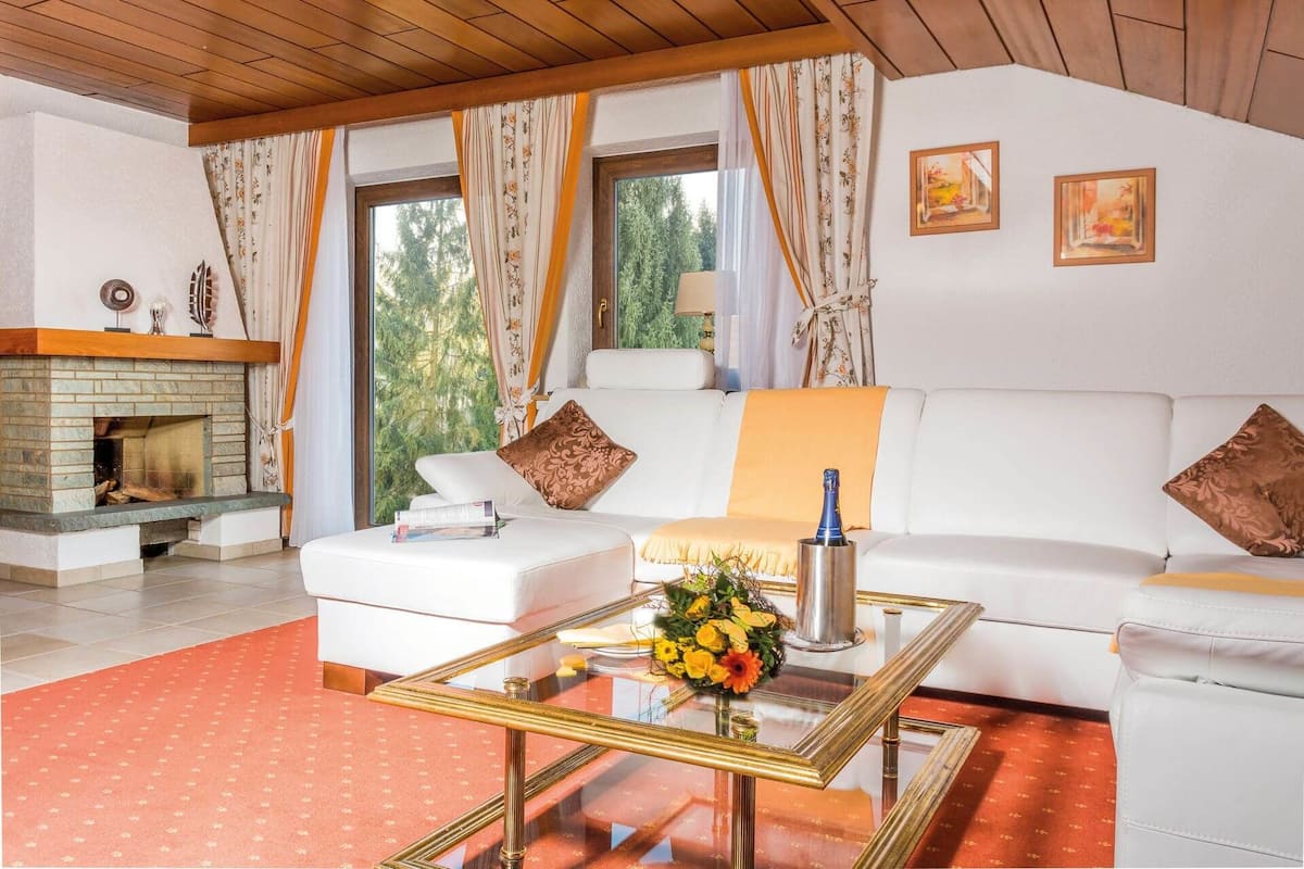 suite, 2 bedrooms | living room | flat-screen tv