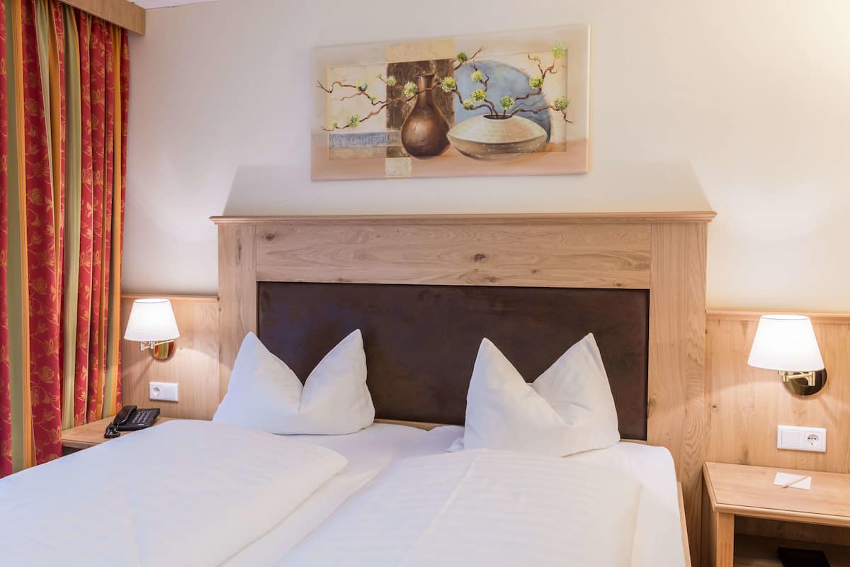 Comfort Double Room, Accessible, Mountainside | Peralatan tempat tidur premium, meja, seterika/papan seterika