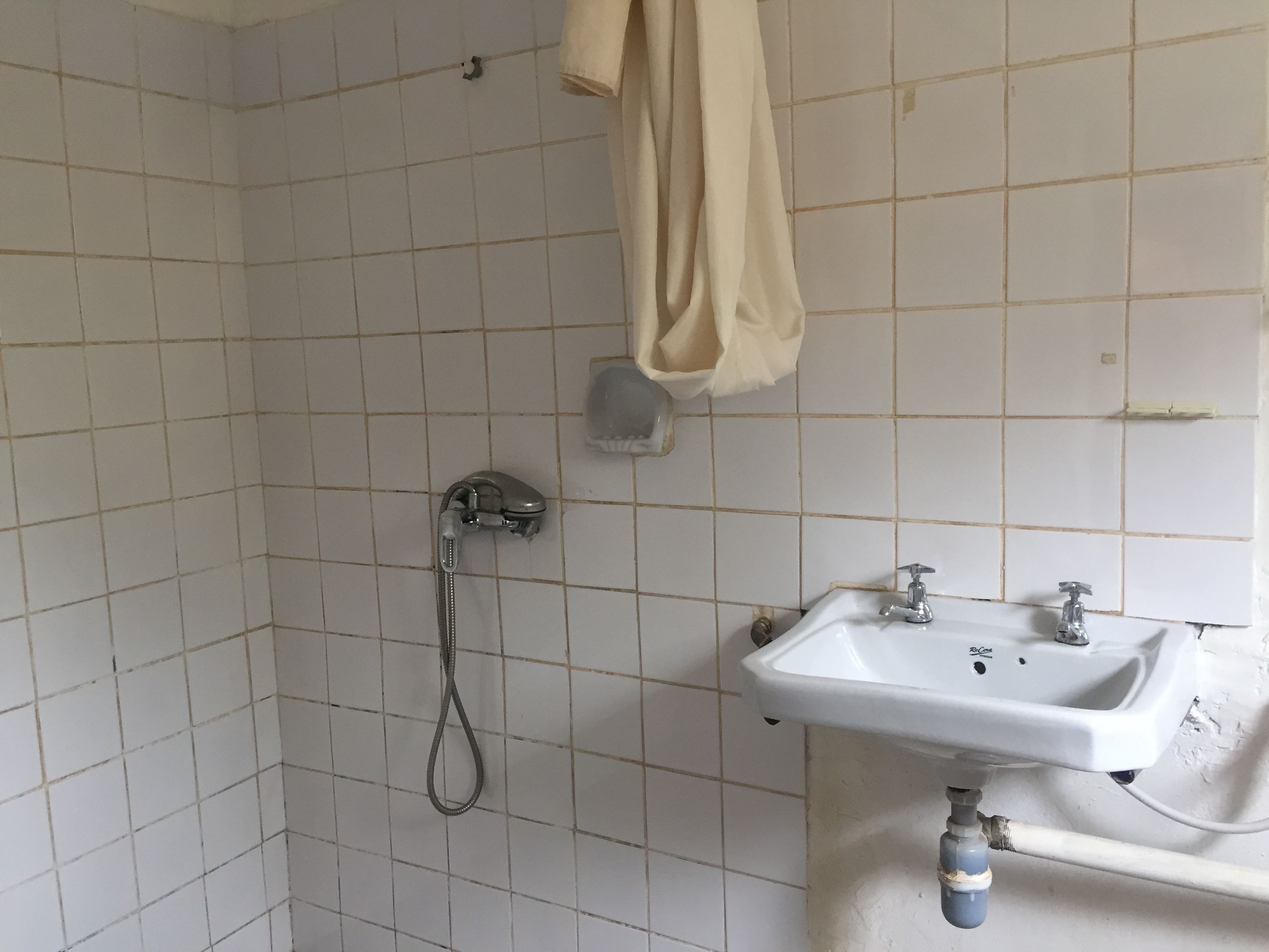 Shower, free toiletries, towels