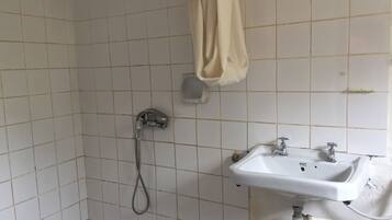 Shower, free toiletries, towels