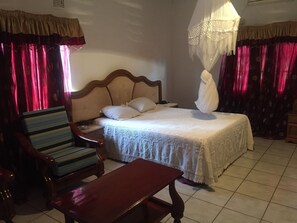 Rom – comfort, 1 queensize-seng, kjøleskap | Sengetøy