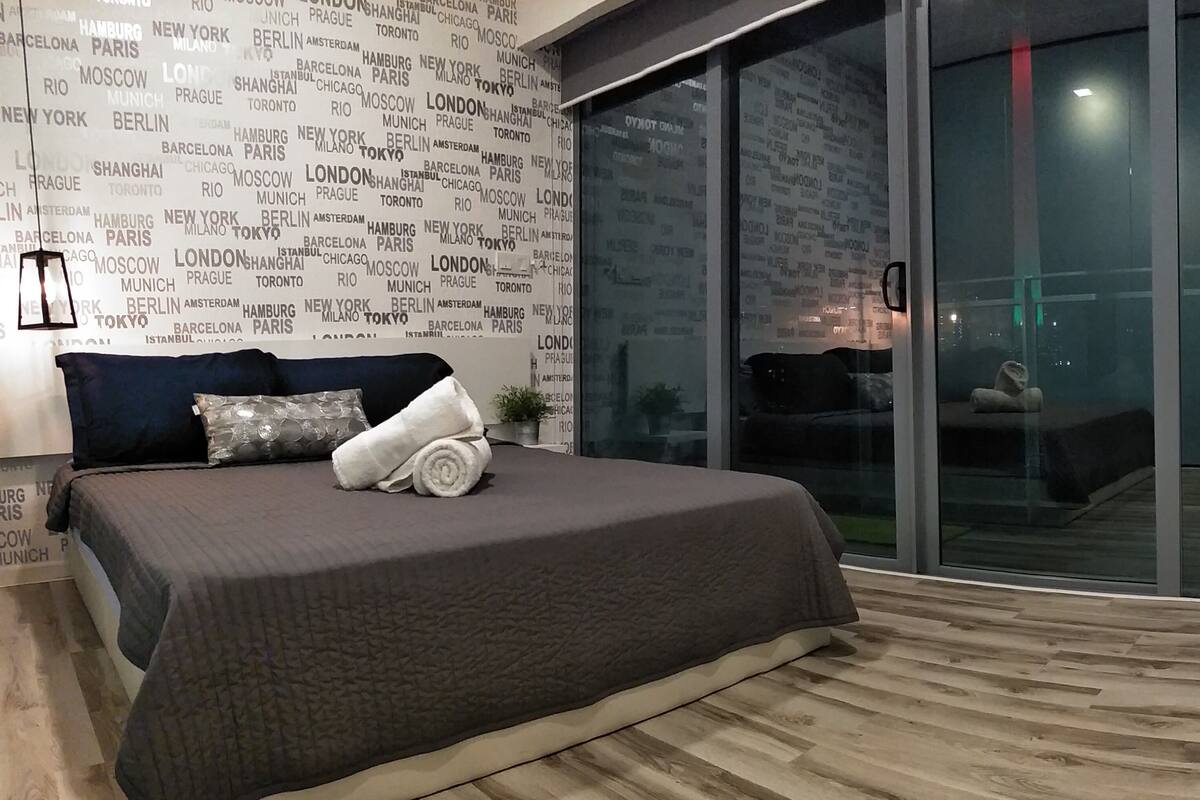 Superior Studio | Desk, soundproofing, iron/ironing board, WiFi (free)