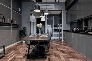 Apartment, 1 Schlafzimmer | Essbereich im Zimmer