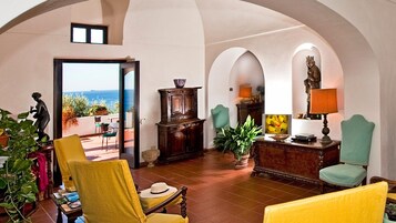 4 habitaciones, decoración personalizada y muebles diferentes 