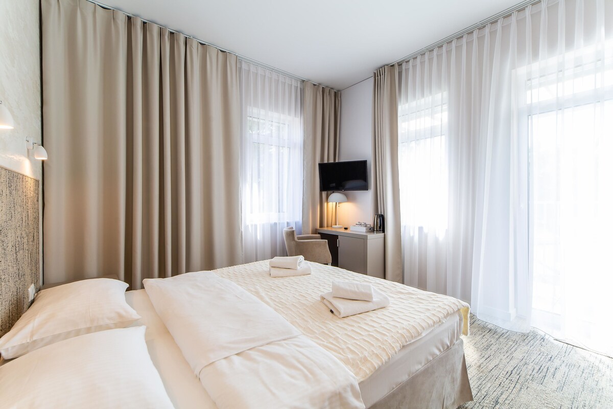 มินิบาร์, เตารีด/โต๊ะรีดผ้า, Wi-Fi ฟรี, ผ้าปูที่นอน