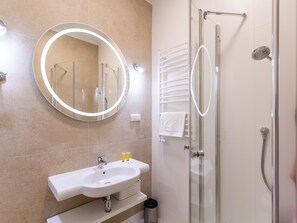 Habitación doble Deluxe | Baño | Amenidades de baño gratuitas, secadora de cabello, toallas 