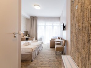 Habitación doble Deluxe | Minibar, tabla de planchar con plancha, wifi gratis y ropa de cama