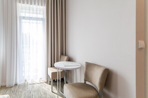 Habitación doble Deluxe | Minibar, tabla de planchar con plancha, wifi gratis y ropa de cama