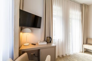 Minibar, tabla de planchar con plancha, wifi gratis y ropa de cama