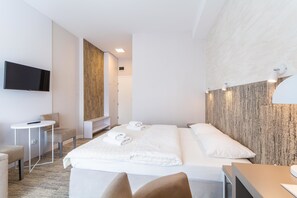 Minibar, tabla de planchar con plancha, wifi gratis y ropa de cama