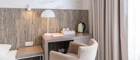 Deluxe Double Room | Minibar, iron/ironing board, free WiFi, bed sheets