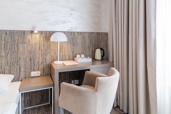 Minibar, tabla de planchar con plancha, wifi gratis y ropa de cama