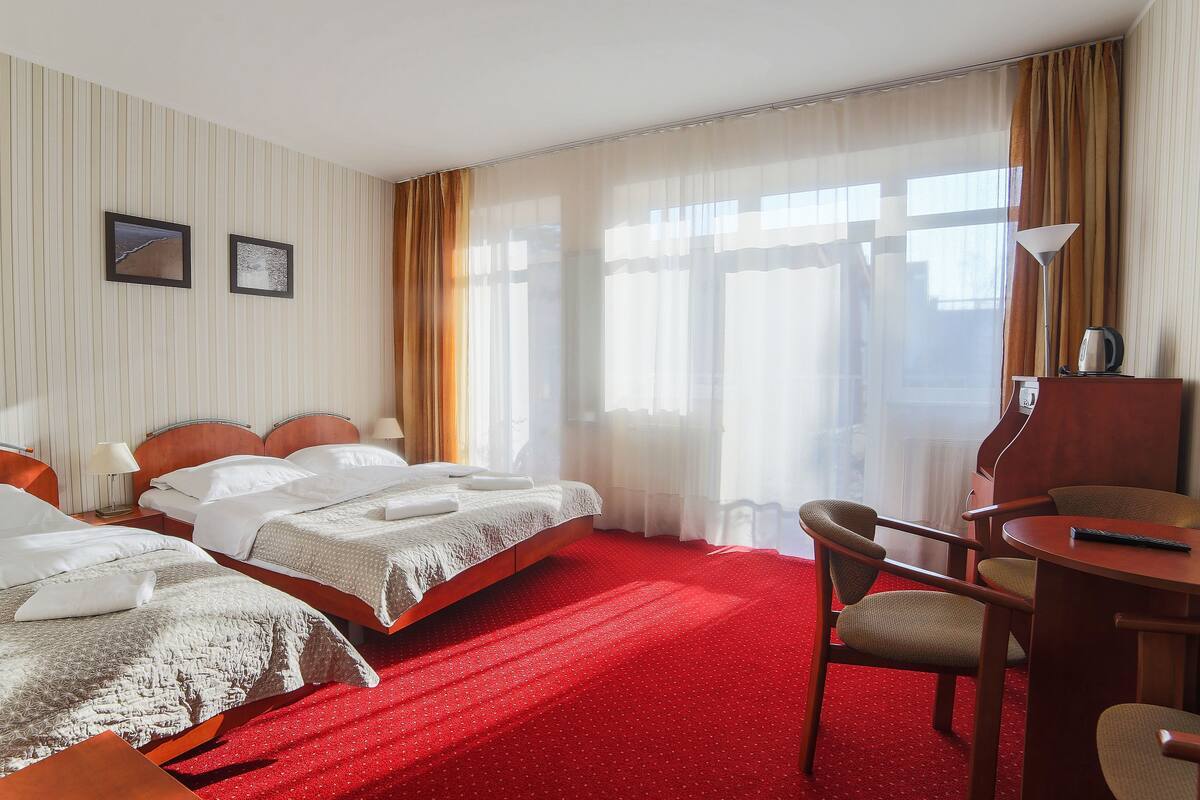Standard-Dreibettzimmer | Minibar, Bügeleisen/Bügelbrett, kostenloses WLAN, Bettwäsche