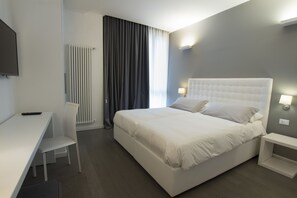 Double or Twin Room | Premium bedding, desk, soundproofing, free cribs/infant beds