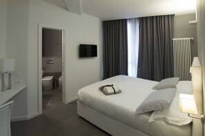 Double or Twin Room | Premium bedding, desk, soundproofing, free cribs/infant beds
