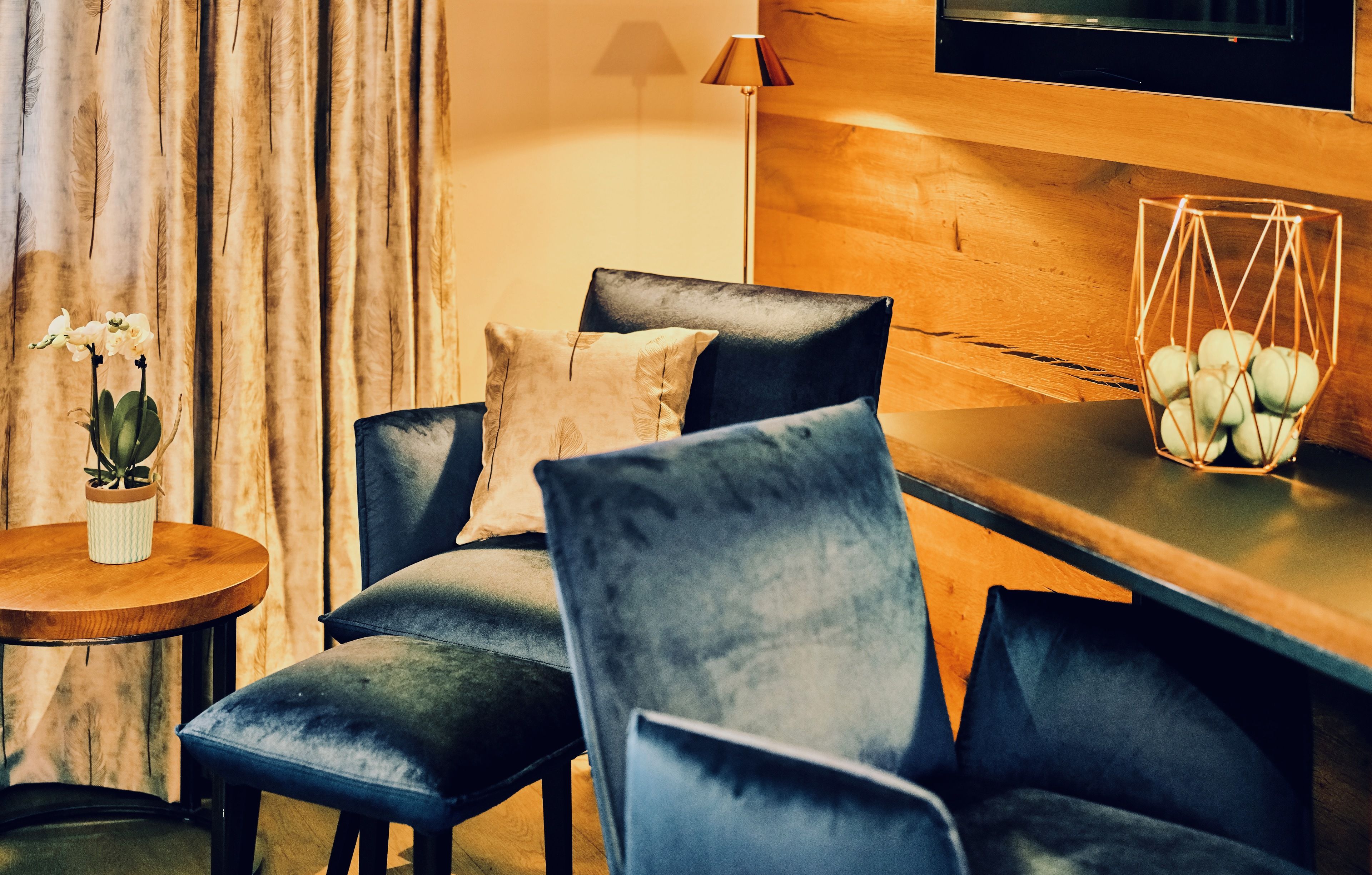 Una sala de estar moderna con un sofá, una mesa de centro y una lámpara.