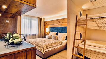 Comfort-Vierbettzimmer, 2 Schlafzimmer, Nichtraucher | Schreibtisch, Bettwäsche