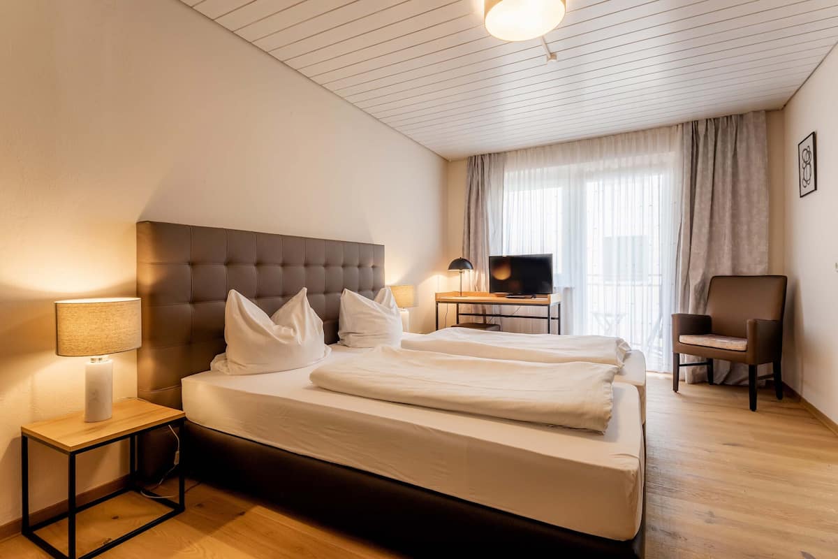 Basic Double Room, 1 Bedroom, Non Smoking | Desk, bed sheets