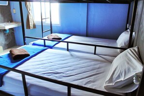A dormitory room with bunk beds, a sink, and a window. - Phangan Guest House - Hostel (Ko Pha-ngan)