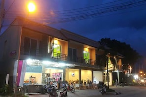 A two-story building with a ground-level shop and a balcony on the upper floor. - Phangan Guest House - Hostel (Ko Pha-ngan)