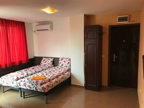 1 habitación, sistema de insonorización y tabla de planchar con plancha 