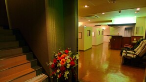 Lobby-lounge
