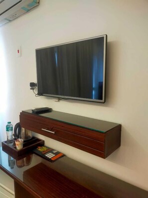32-tommers LED-tv med satellitkanaler, tv