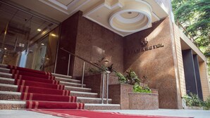 A hotel entrance with a marble facade, a red carpeted staircase, and a sign reading "SALON HOTEL". - Salma Hotel (Giza)